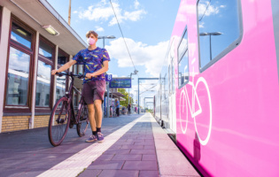 Der Mehrzweckbereich für die Fahrradmitnahme ist mit einem Fahrradsymbol gekennzeichnet.